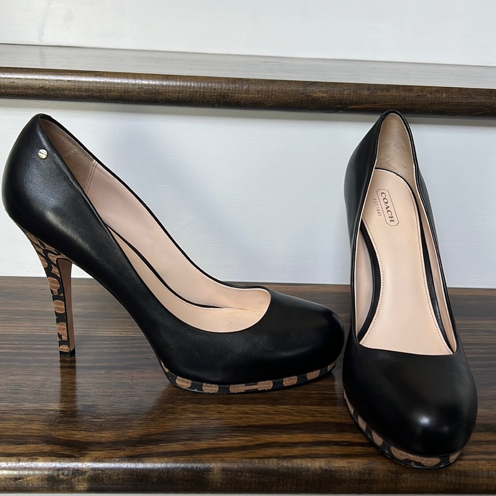 Coach platform with wooden signature heel
